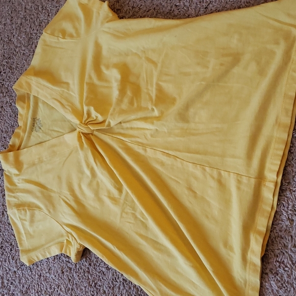 ☂️5/$15☂️ Yellow Tee